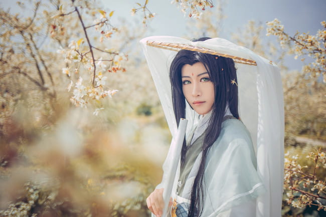 道由白云尽，春与青溪长