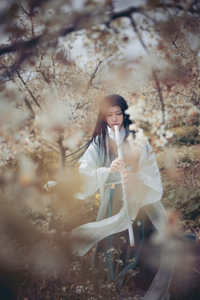 道由白云尽，春与青溪长