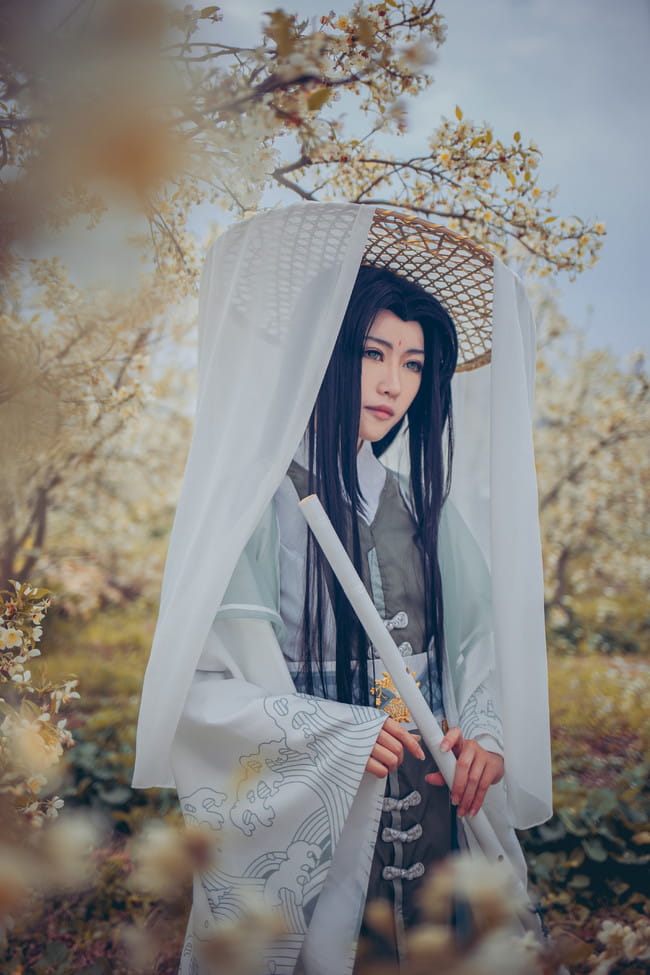 道由白云尽，春与青溪长