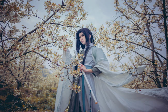 道由白云尽，春与青溪长