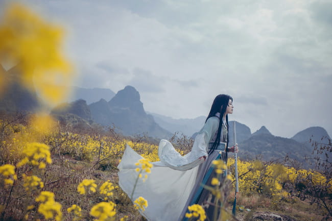 道由白云尽，春与青溪长