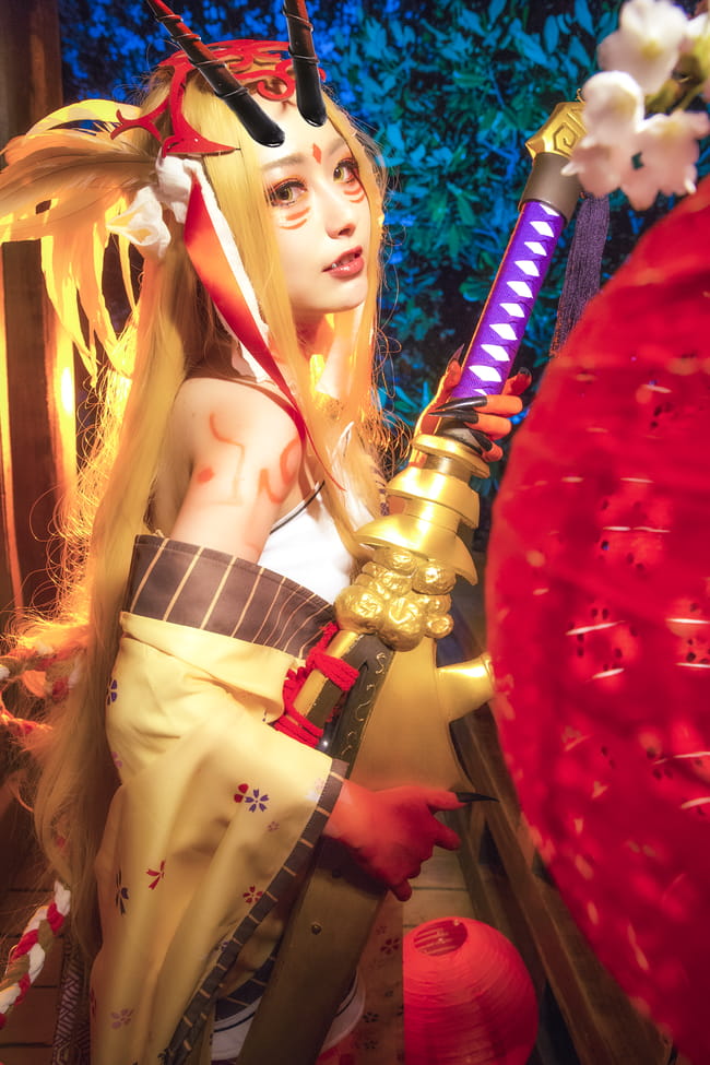 瞧，笼罩着妖气锐利长刀使月夜黯然失色