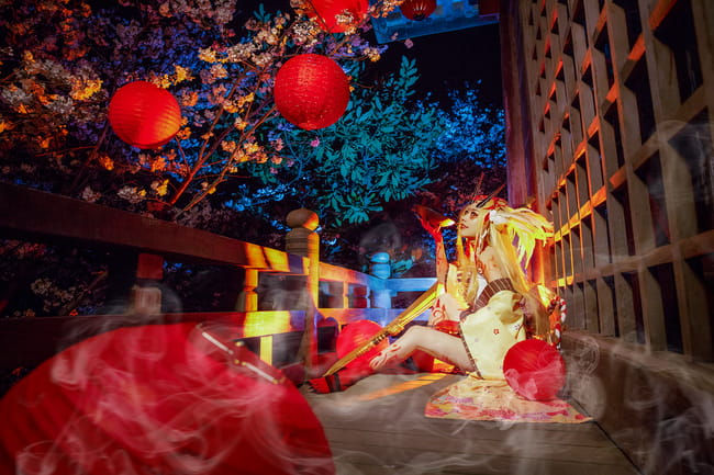 瞧，笼罩着妖气锐利长刀使月夜黯然失色