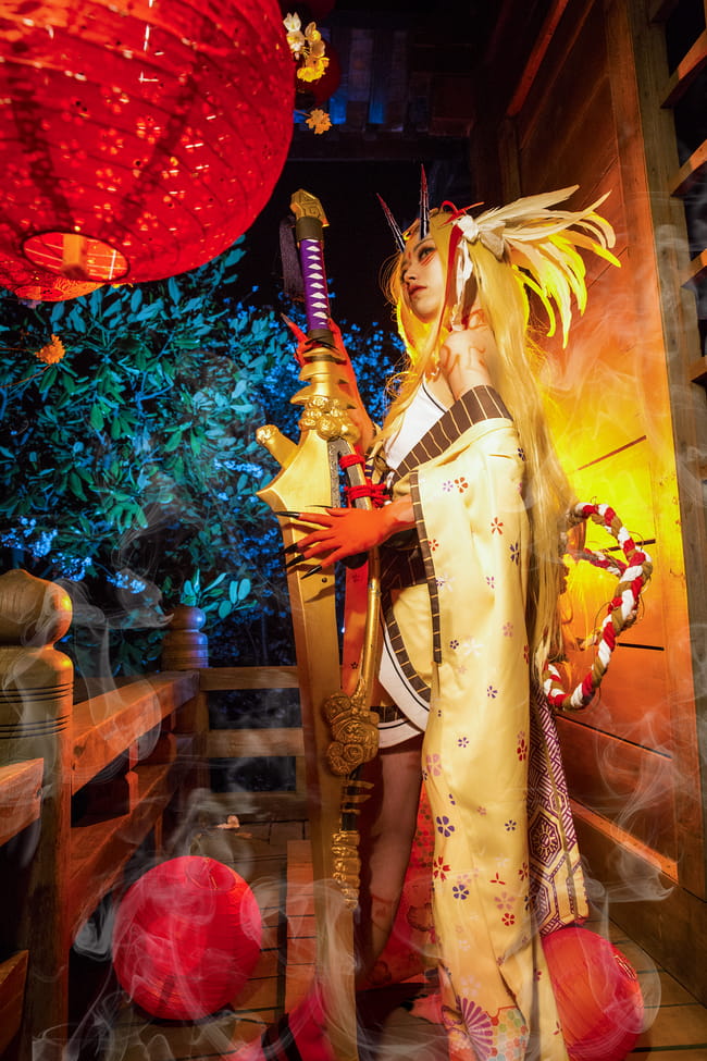 瞧，笼罩着妖气锐利长刀使月夜黯然失色