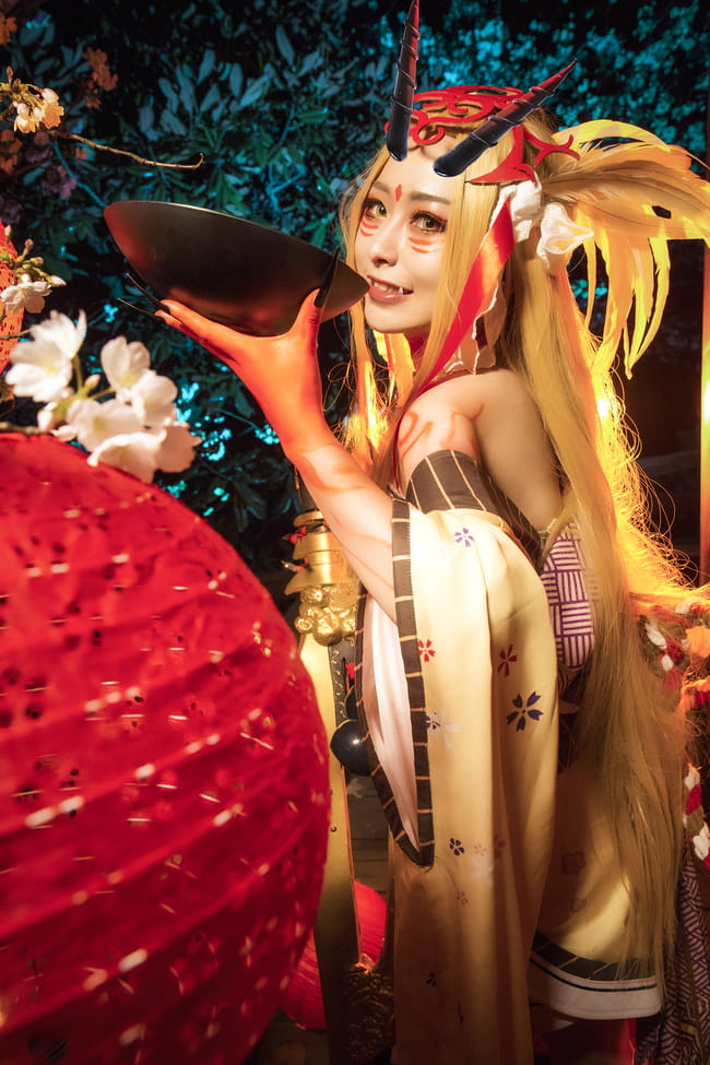 瞧，笼罩着妖气锐利长刀使月夜黯然失色