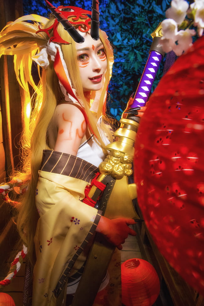 瞧，笼罩着妖气锐利长刀使月夜黯然失色