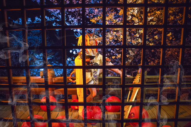 瞧，笼罩着妖气锐利长刀使月夜黯然失色