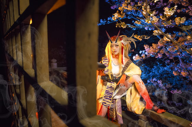 瞧，笼罩着妖气锐利长刀使月夜黯然失色