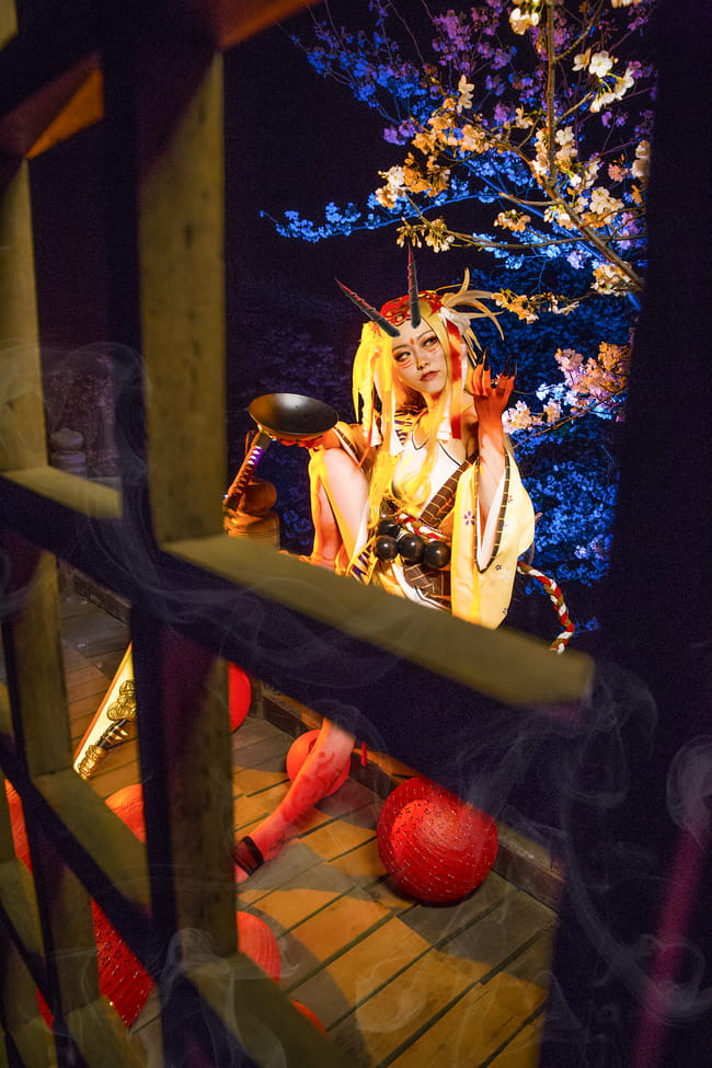 瞧，笼罩着妖气锐利长刀使月夜黯然失色