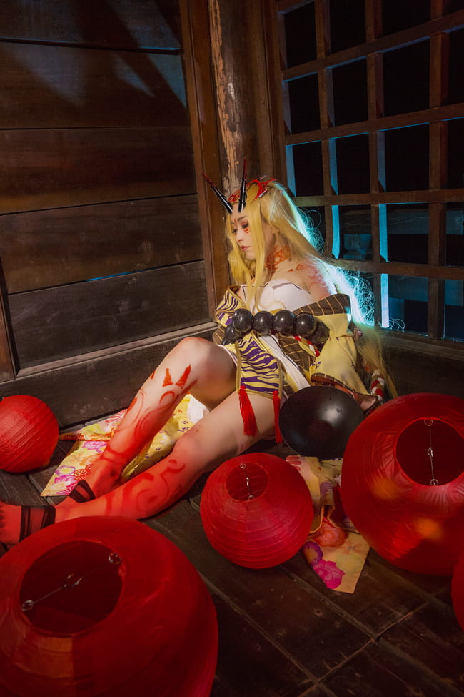 瞧，笼罩着妖气锐利长刀使月夜黯然失色