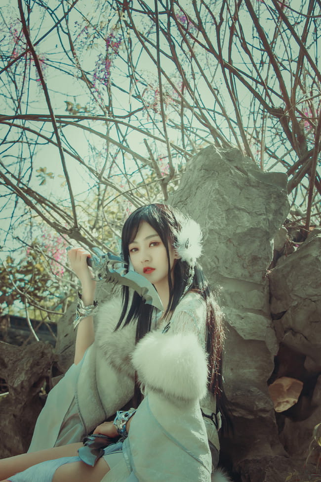 回首黄泉路，岭上一白狐